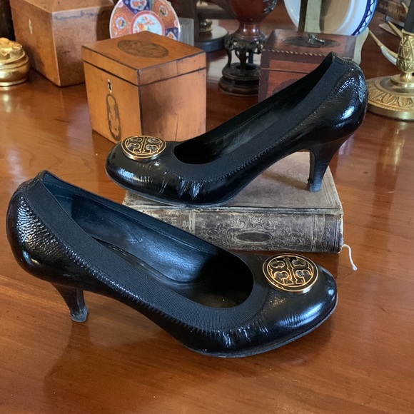 TORY BURCH Caroline Pumps Black Patent Leather Size 6.5 Classic Heels Go… - Picture 4 of 11